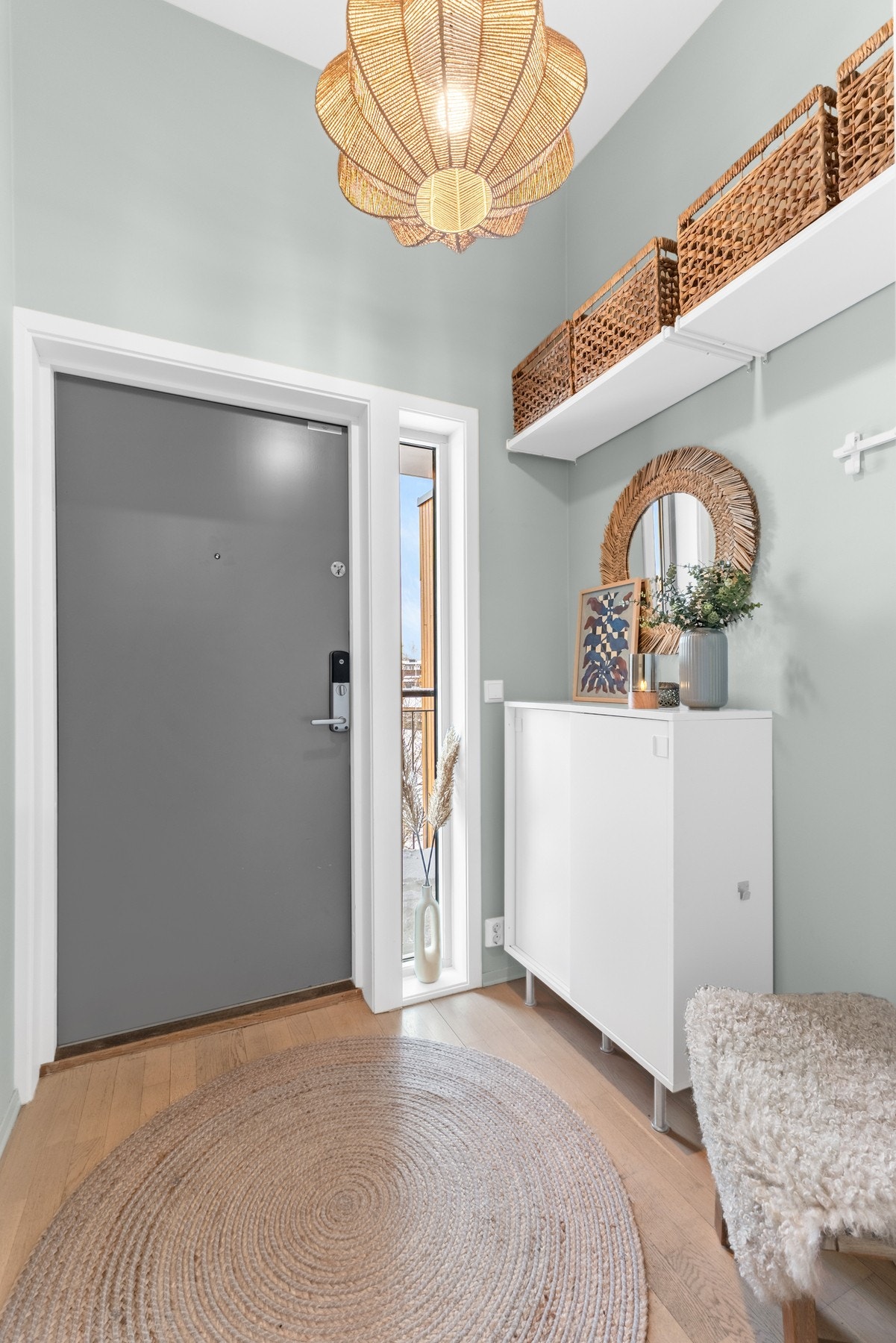 Ytterdøren har Yale doorman kodelås som ble installert 2025 Galleribilde