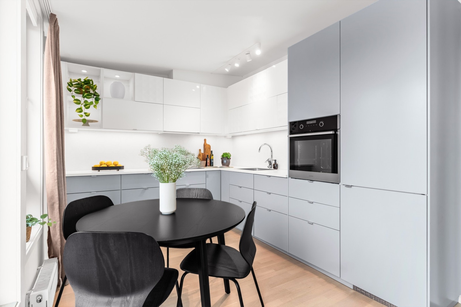 Det er nylig lagt på nye Berry Alloc kitchenwall plater mellom kjøkkenbenk og overskap Galleribilde