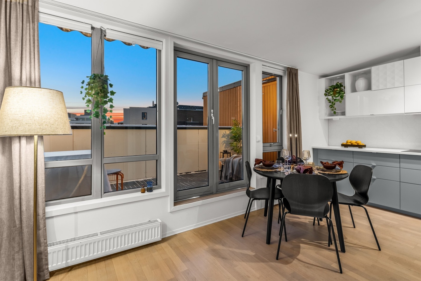 Fin plass til spisebord på kjøkkenet, og utgang til den herlige terrassen Galleribilde