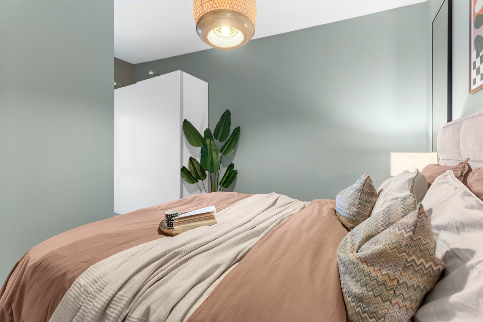 Hovedsoverommet er meget romslig med god plass for stor dobbeltseng Galleribilde