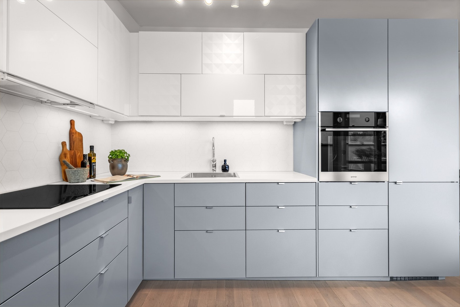 Kjøkkenet har integrert induksjonsplatetopp, stekeovn, oppvaskmaskin og kjøl/fryseskap Galleribilde