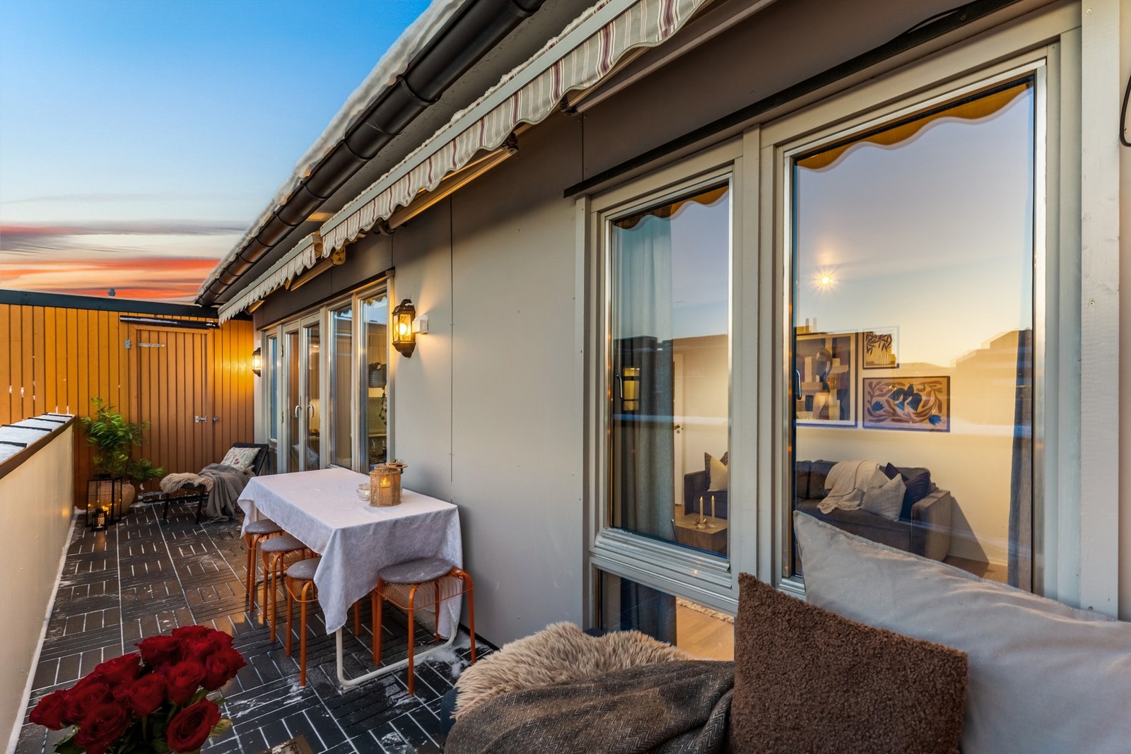 Fra kjøkkenet er det utgang til denne herlige balkongen som er et av leilighetens høydepunkt Galleribilde