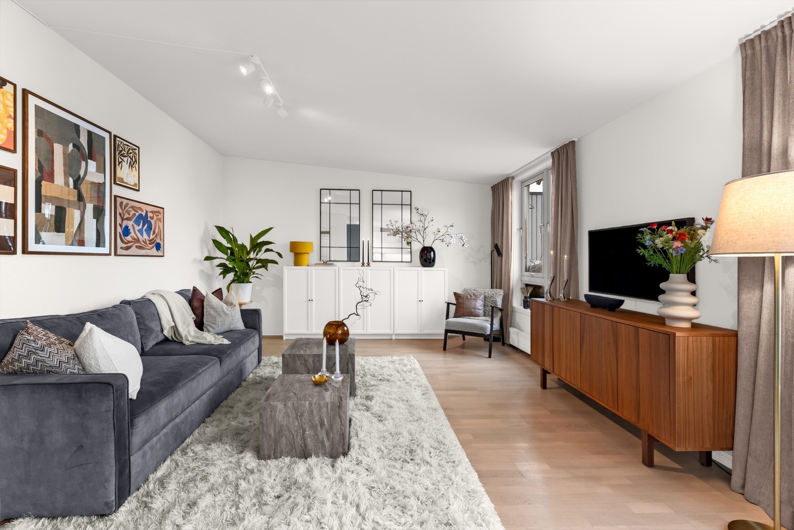 Det er plass til stor sofa, tv-løsning, skap m.m Galleribilde