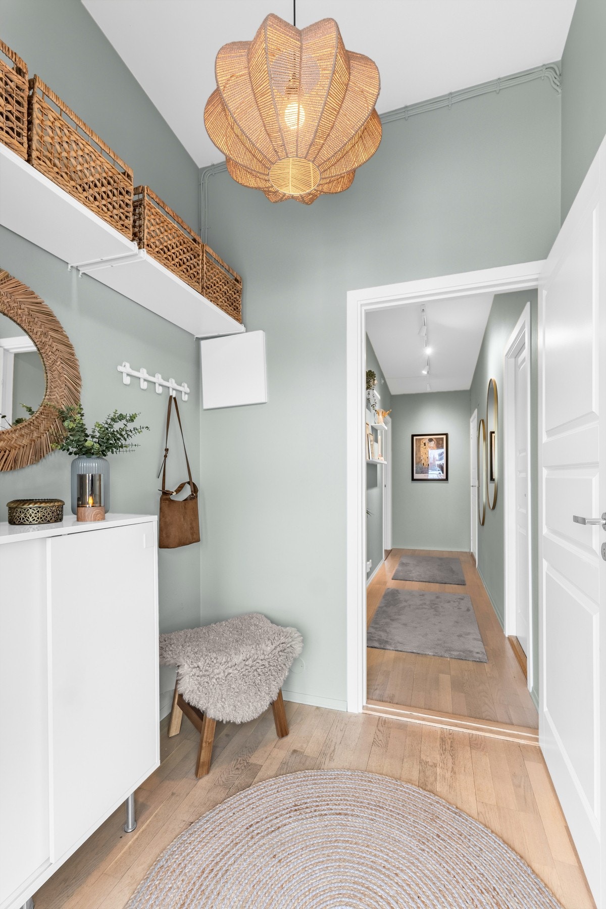 Det er god plass for garderobeløsning i entréen, og hyller for oppbevaring av klær Galleribilde