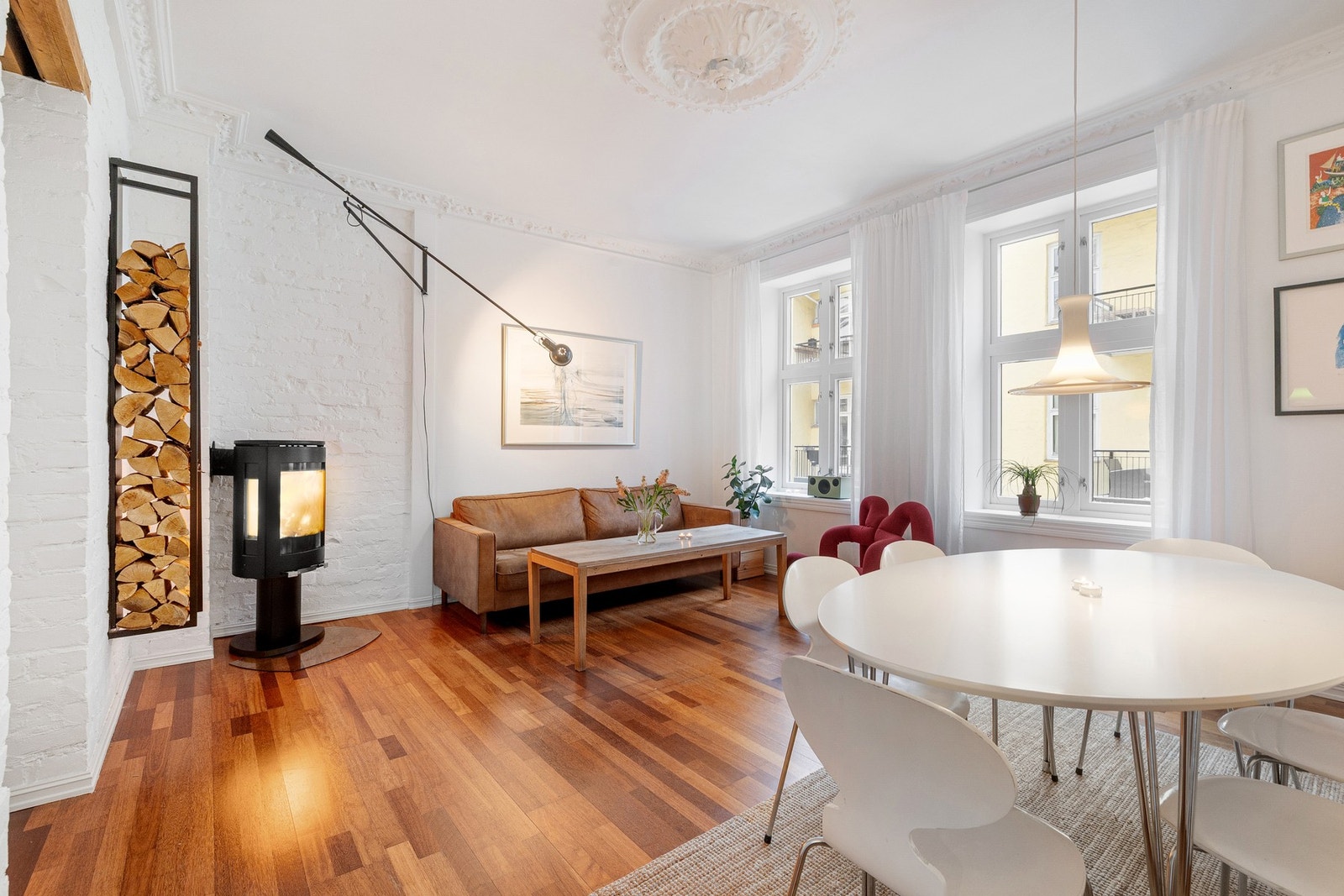 Boligen byr på en behagelig atmosfære preget av tidstypiske detaljer og gode lysforhold. Galleribilde