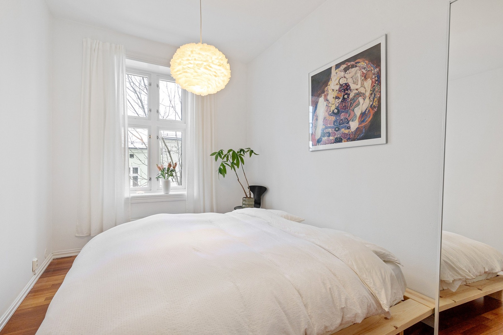 Gjennomgående tre-stavs parkett og lyse overflater bidrar til et harmonisk og tidløst uttrykk. Galleribilde