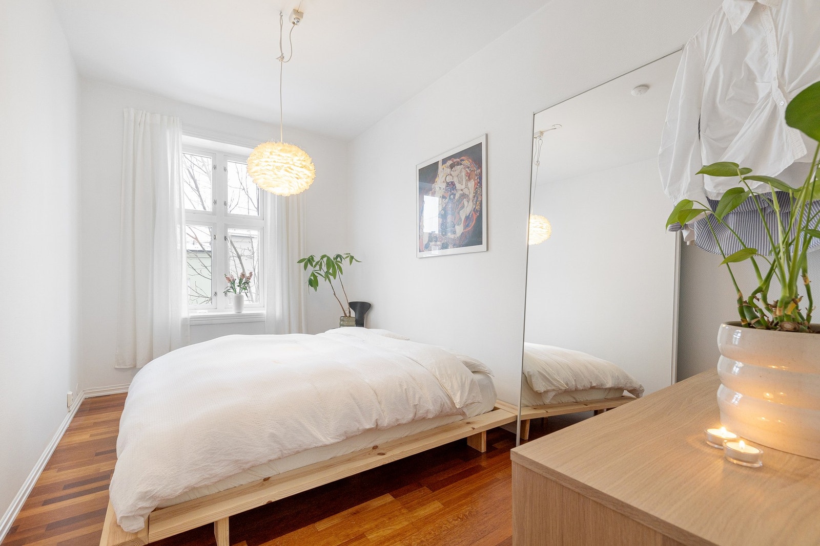 Soverommet er romslig og behagelig, og er vendt mot et rolig gårdsrom som gir gode forutsetninger for fredelige netter. Galleribilde