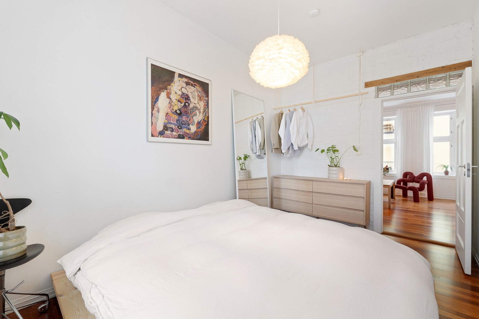 Soverommet har god størrelse og praktisk utforming, med god plass til dobbeltseng med nattbord på hver side samt garderobeløsning. Galleribilde