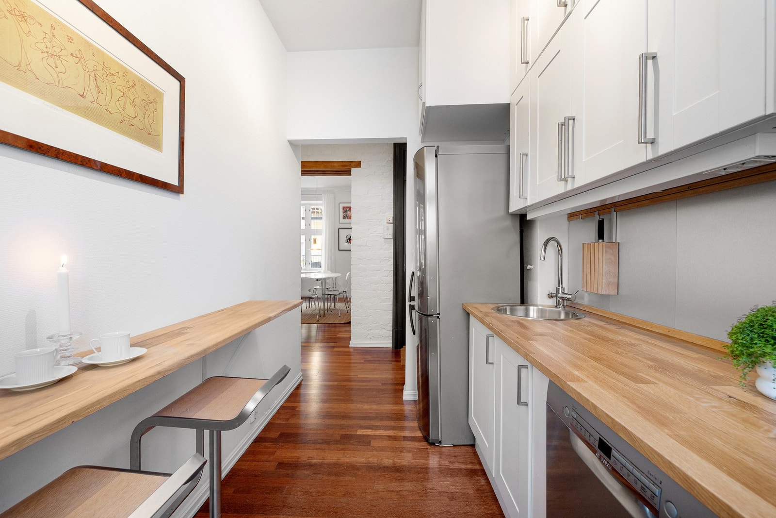 Kjøkkenet er utstyrt med komfyr med koketopp, oppvaskmaskin, kombiskap, samt avtrekksvifte med kullfilter. Galleribilde