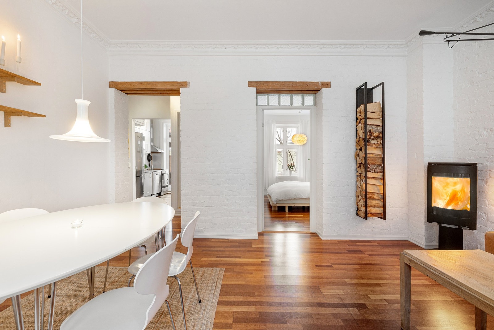 Den gjennomgående planløsningen slipper inn naturlig lys fra to himmelretninger og gir boligen et lyst og luftig preg. Galleribilde