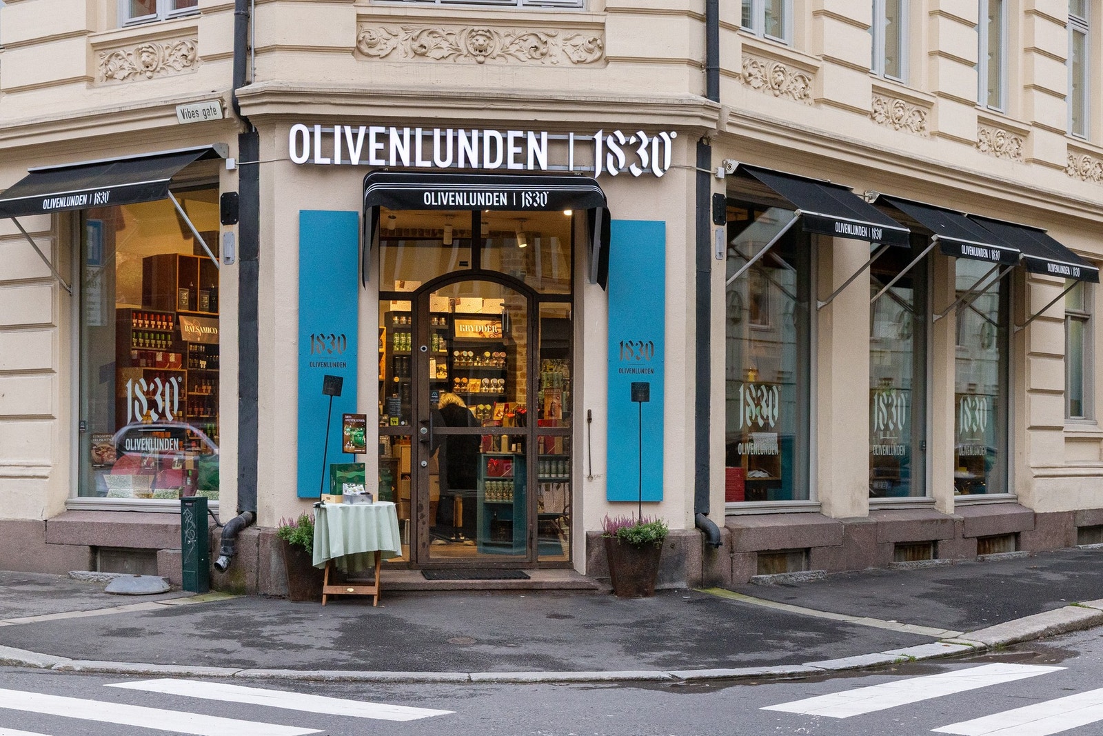 Området er kjent for sitt tilbud av kaffebarer, bakerier, restauranter og delikatesseforretninger, samt eksklusive spesialforretninger innen klær og mote. Galleribilde