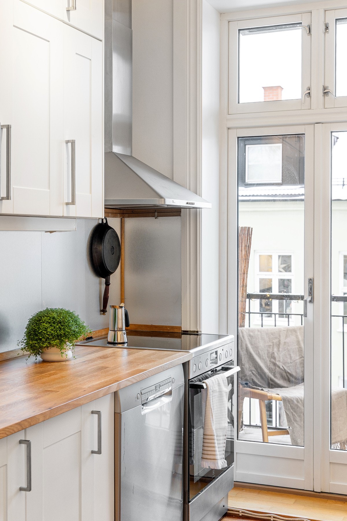 Kjøkkenet har utgang til balkong, noe som bidrar til godt lysinnslipp og en naturlig forlengelse av rommet. Galleribilde