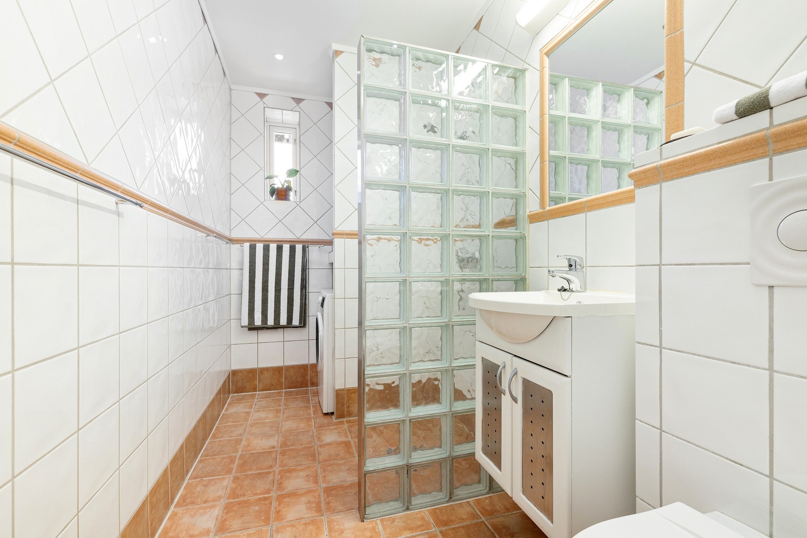 Det er opplegg til vaskemaskin på badet. Galleribilde