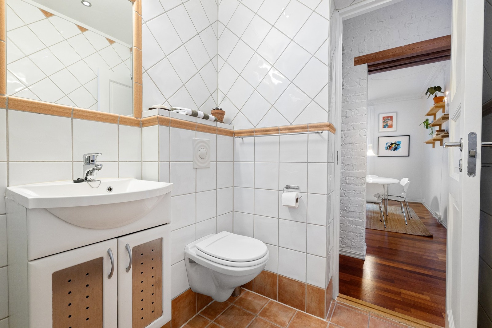 Badet fremstår som funksjonelt og tidløst, med en praktisk og gjennomført utforming. Galleribilde