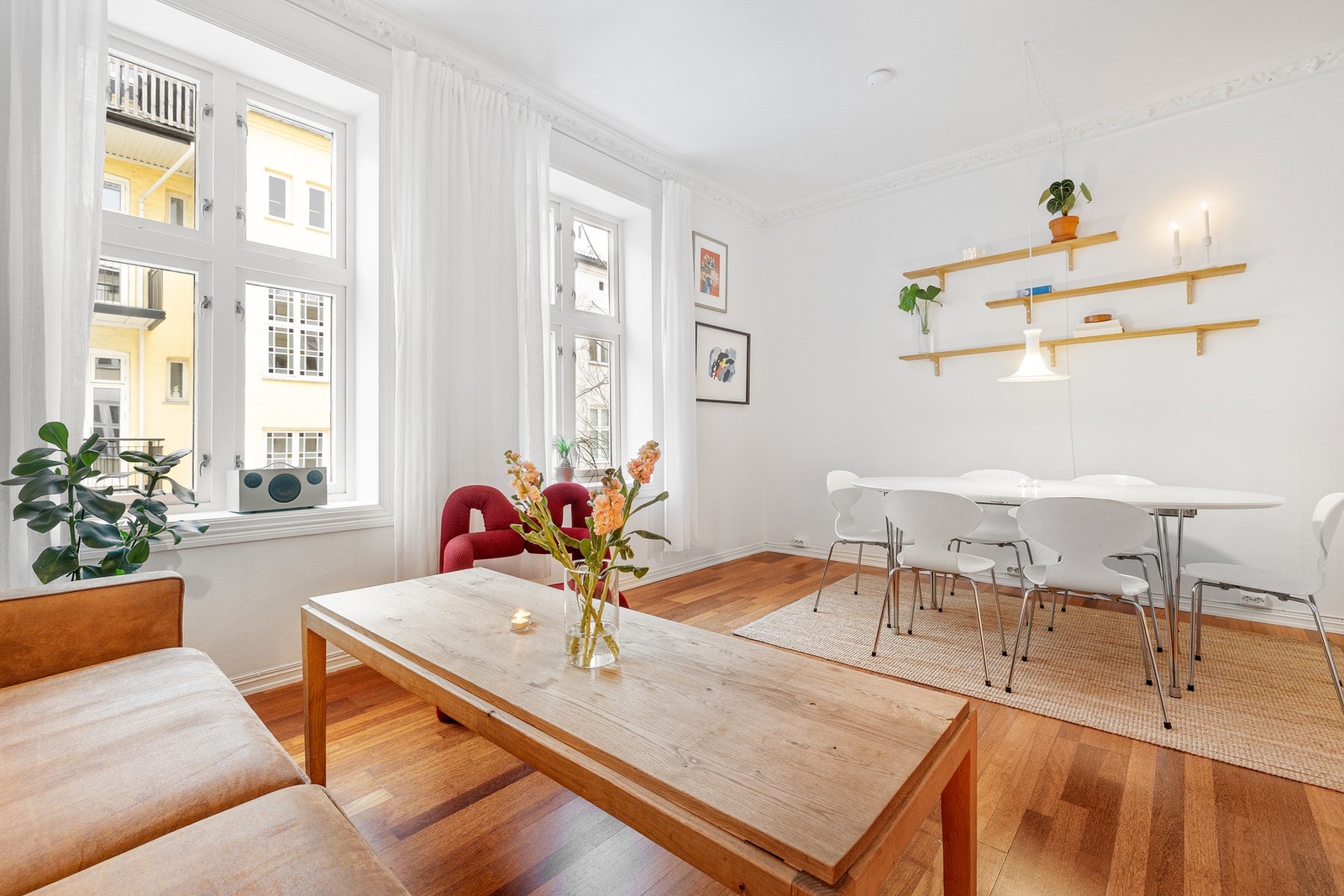 Stuen er et romslig, lyst og fint rom med gode møbleringsmuligheter, med plass til flere soner. Galleribilde