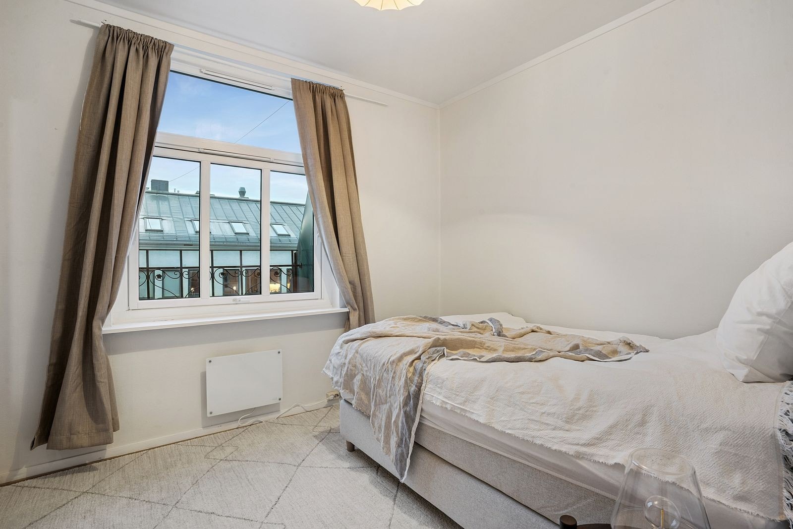 Romslig soverom med dobbeltseng Galleribilde