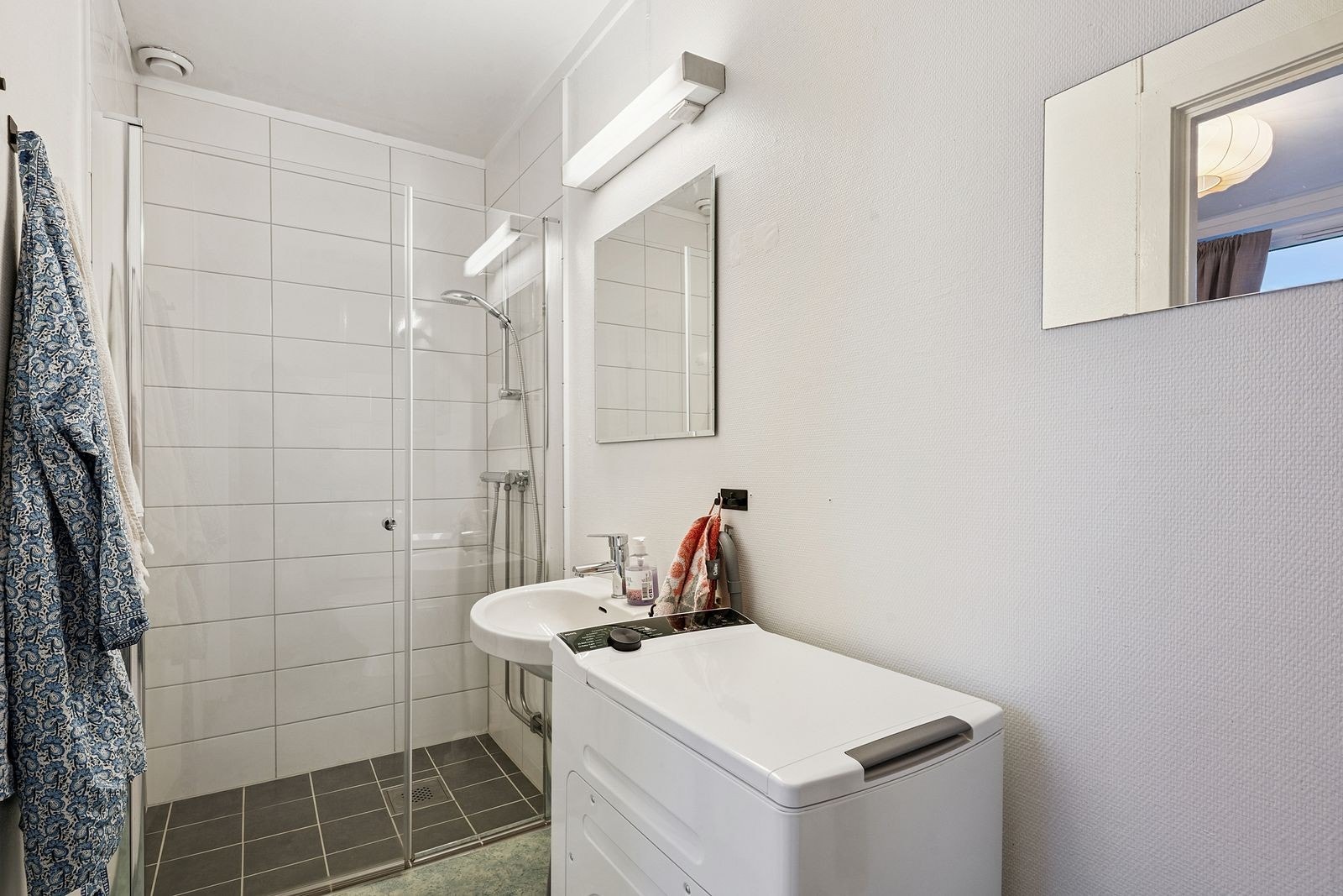 Bad med fliser i dusjsone, vaskemaskin medfølger Galleribilde