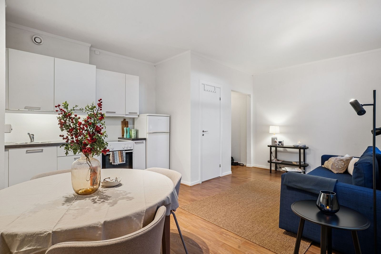 Det er åpen løsning mellom stue og kjøkken, alle møblene på bildene medfølger. Galleribilde