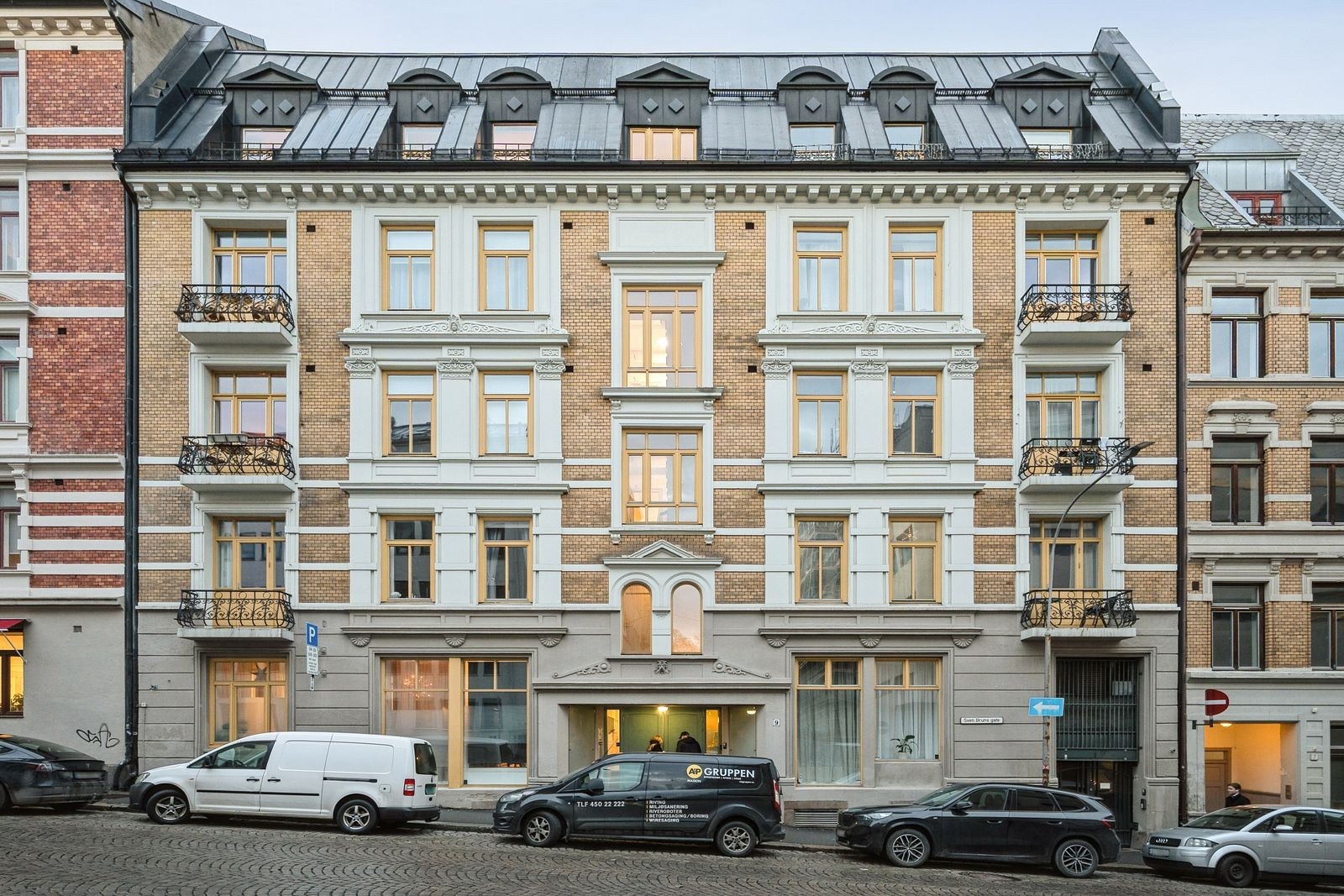 Fasade, boligen ligger sentralt til med slottsparken som nærmeste nabo Galleribilde