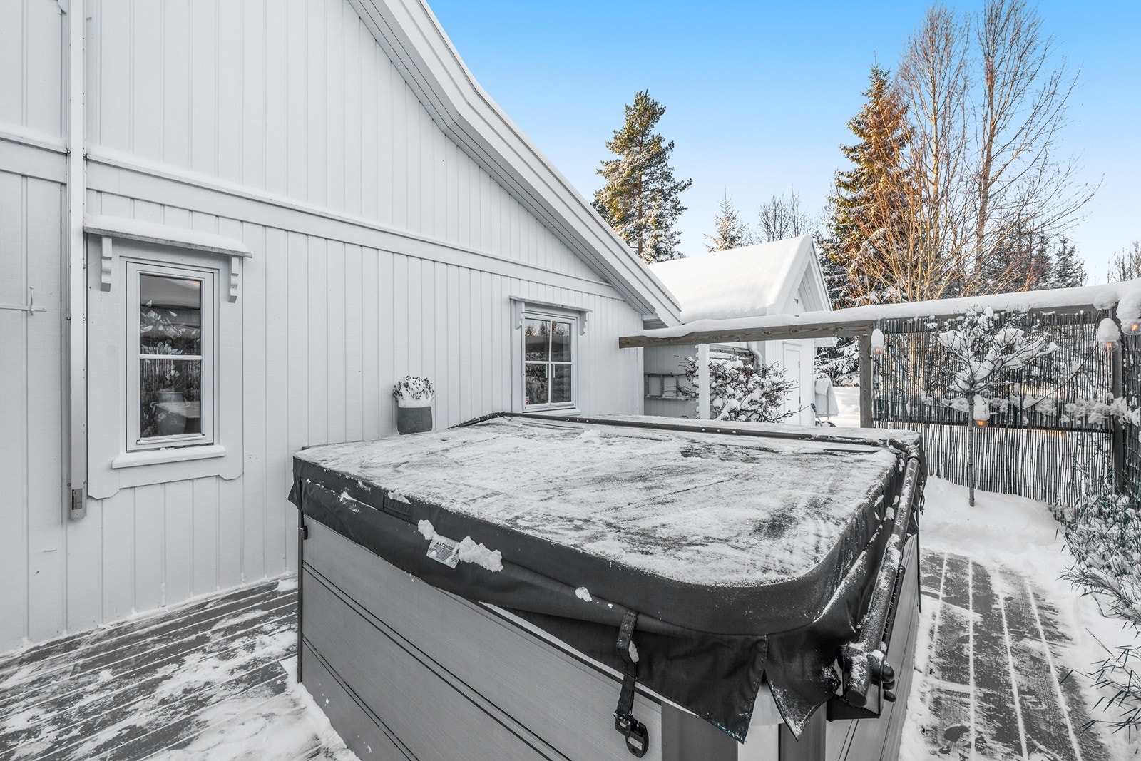 Herlig terrasse med deilig jacuzzi Galleribilde