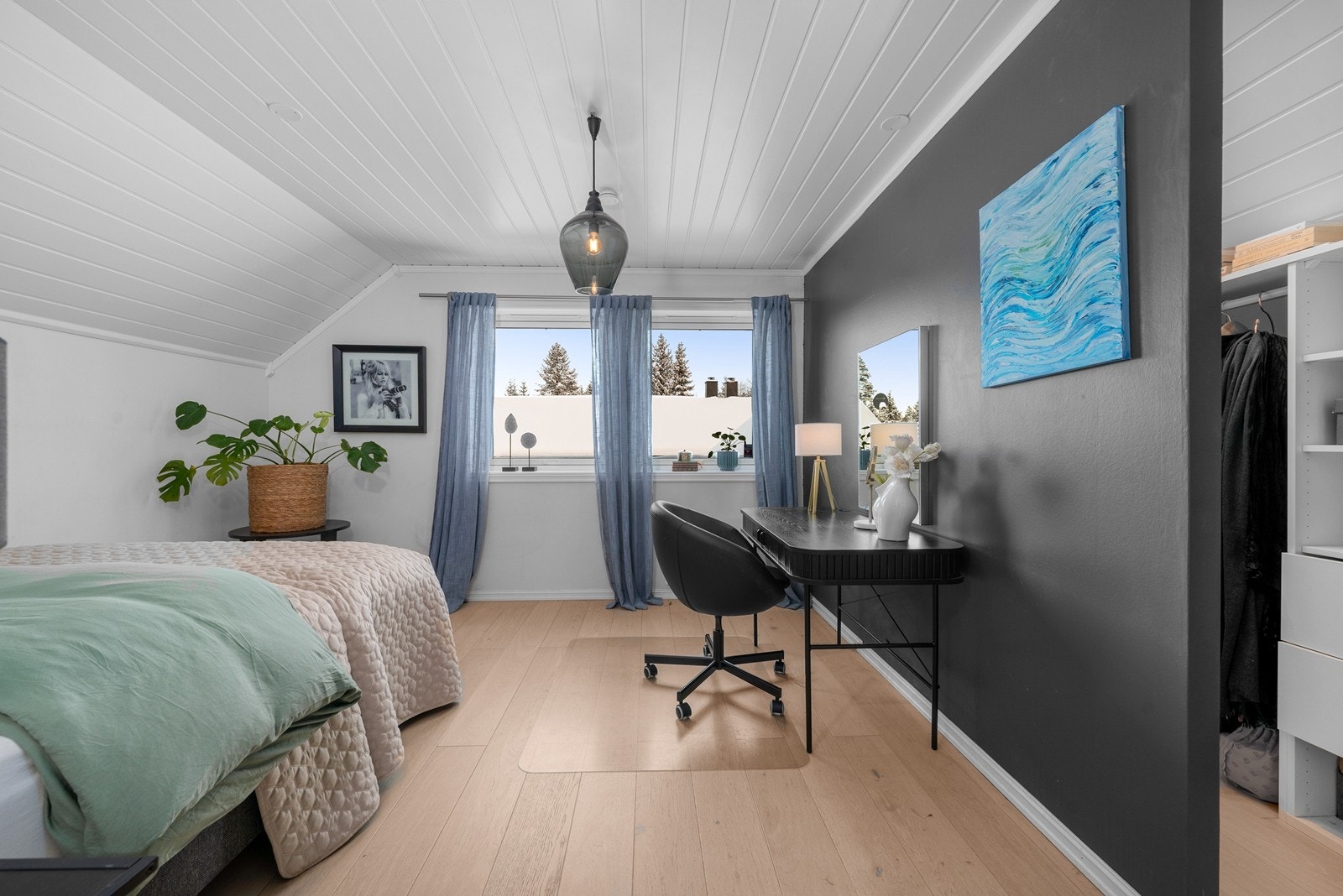 Soverom med walk-in closet Galleribilde