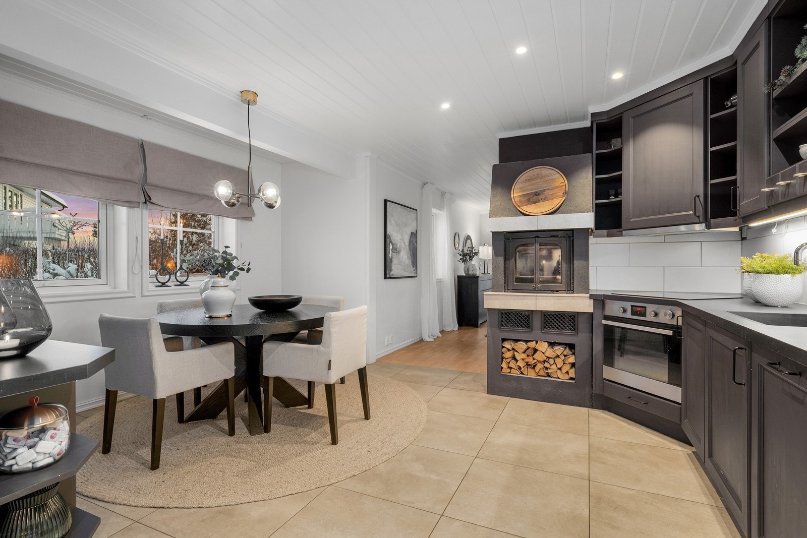 Kjøkkenet har adkomst fra både stuen og entreen Galleribilde