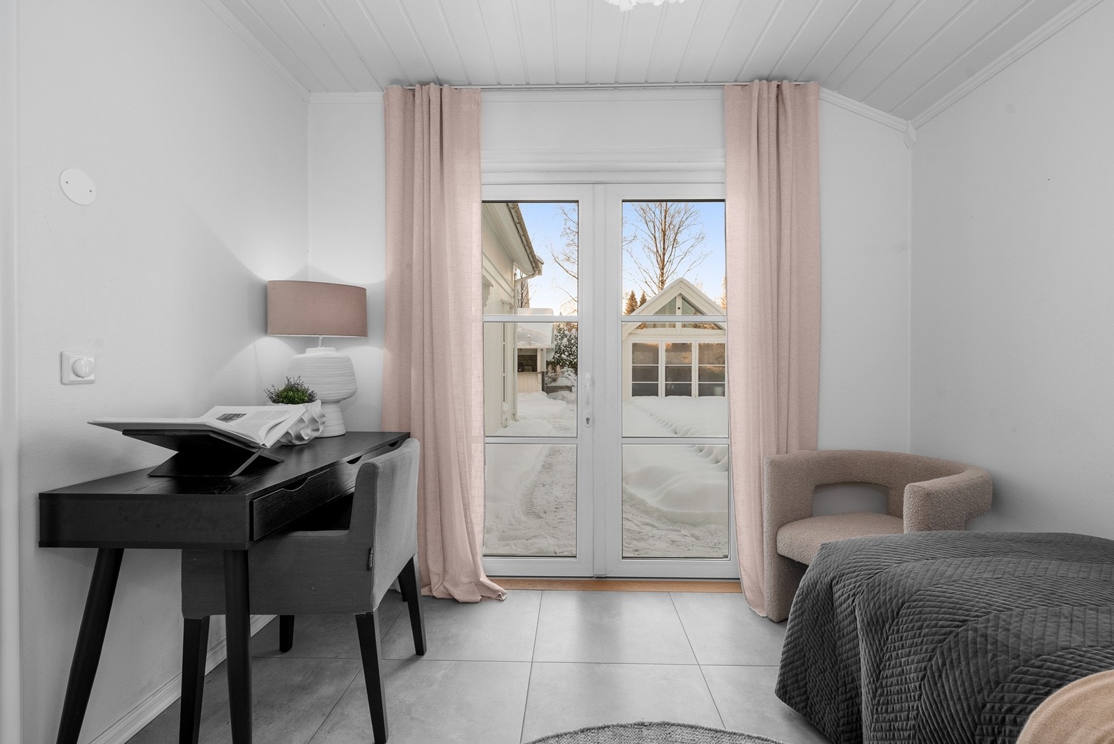 Soverom i 1. etasje har dobbel glassdør Galleribilde