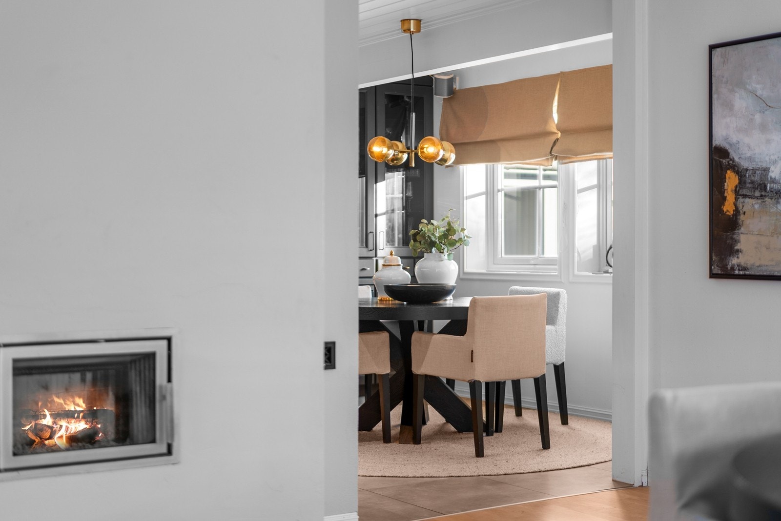 Spiseplassen på kjøkkenet sett fra stuen Galleribilde