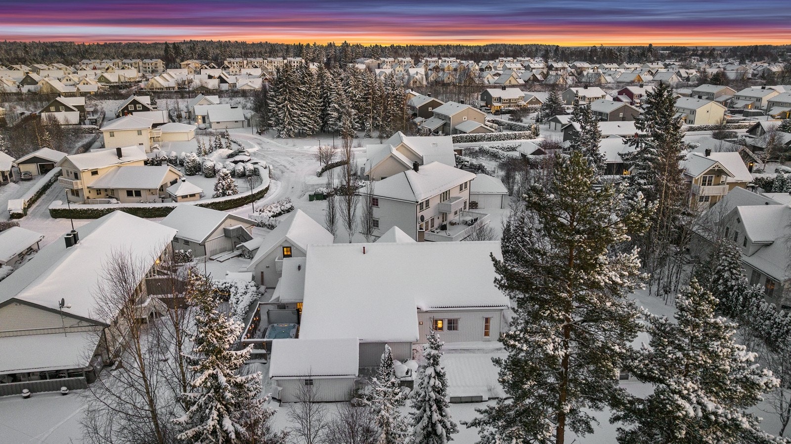Boligen ligger i en liten løkkevei, på en unik tomt i grensen til skogen Galleribilde
