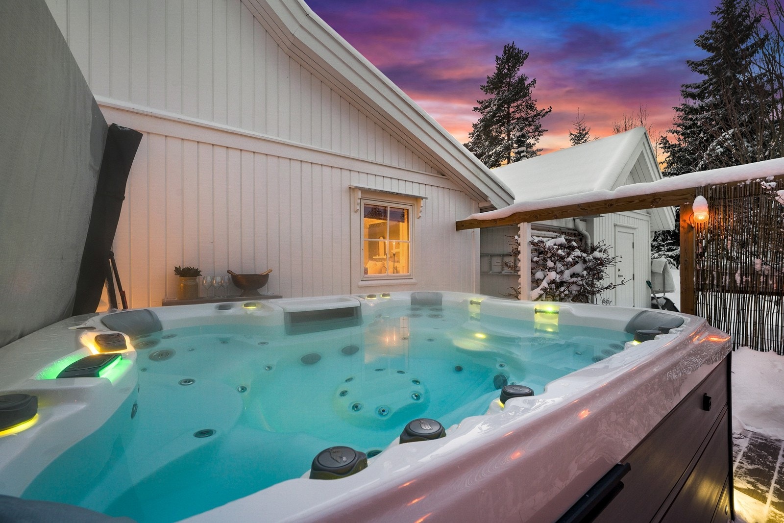 Skjermet jacuzzi som setter prikken overi'en. Galleribilde