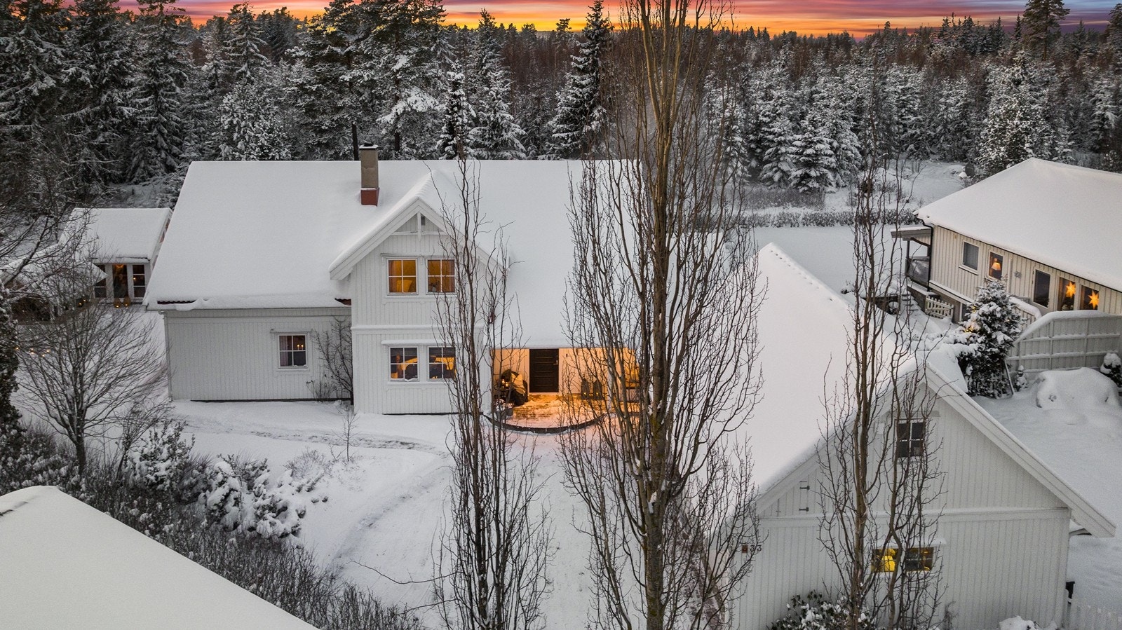 Tiltalende enebolig over to plan Galleribilde