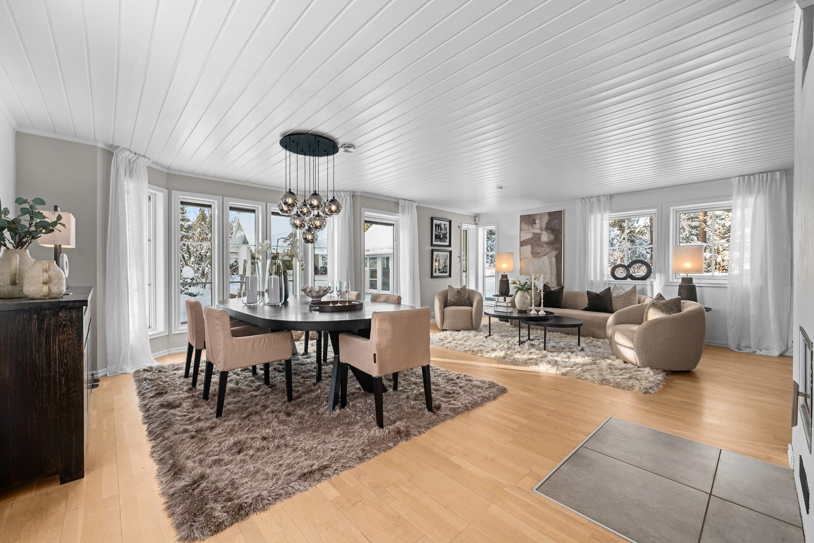 Stuen er åpen, delikat og innbydende Galleribilde