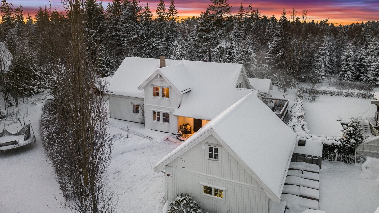 Stor, velholdt og tiltalende enebolig over to etasjer Galleribilde