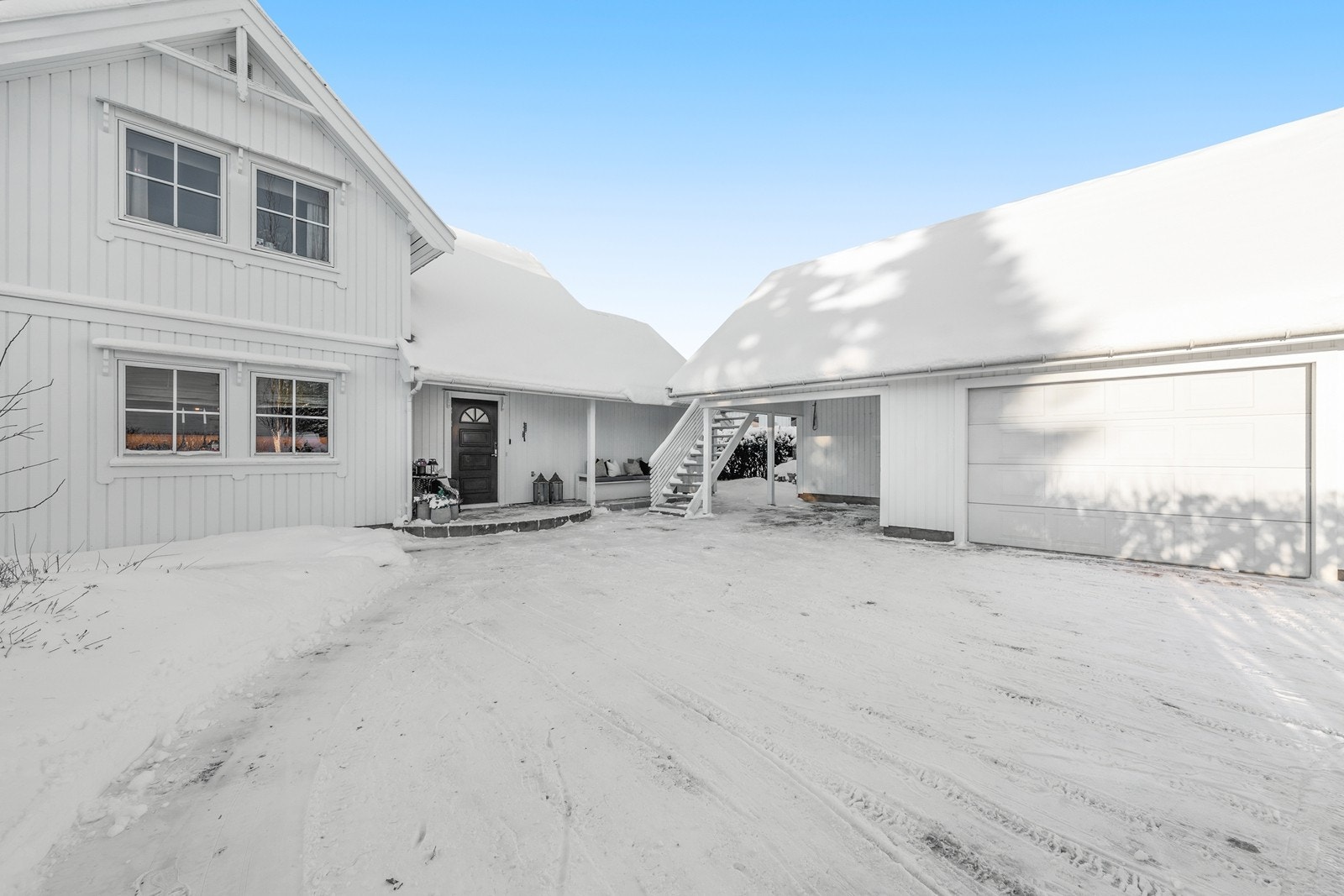 Garasje md hems og med tilhørende carport Galleribilde
