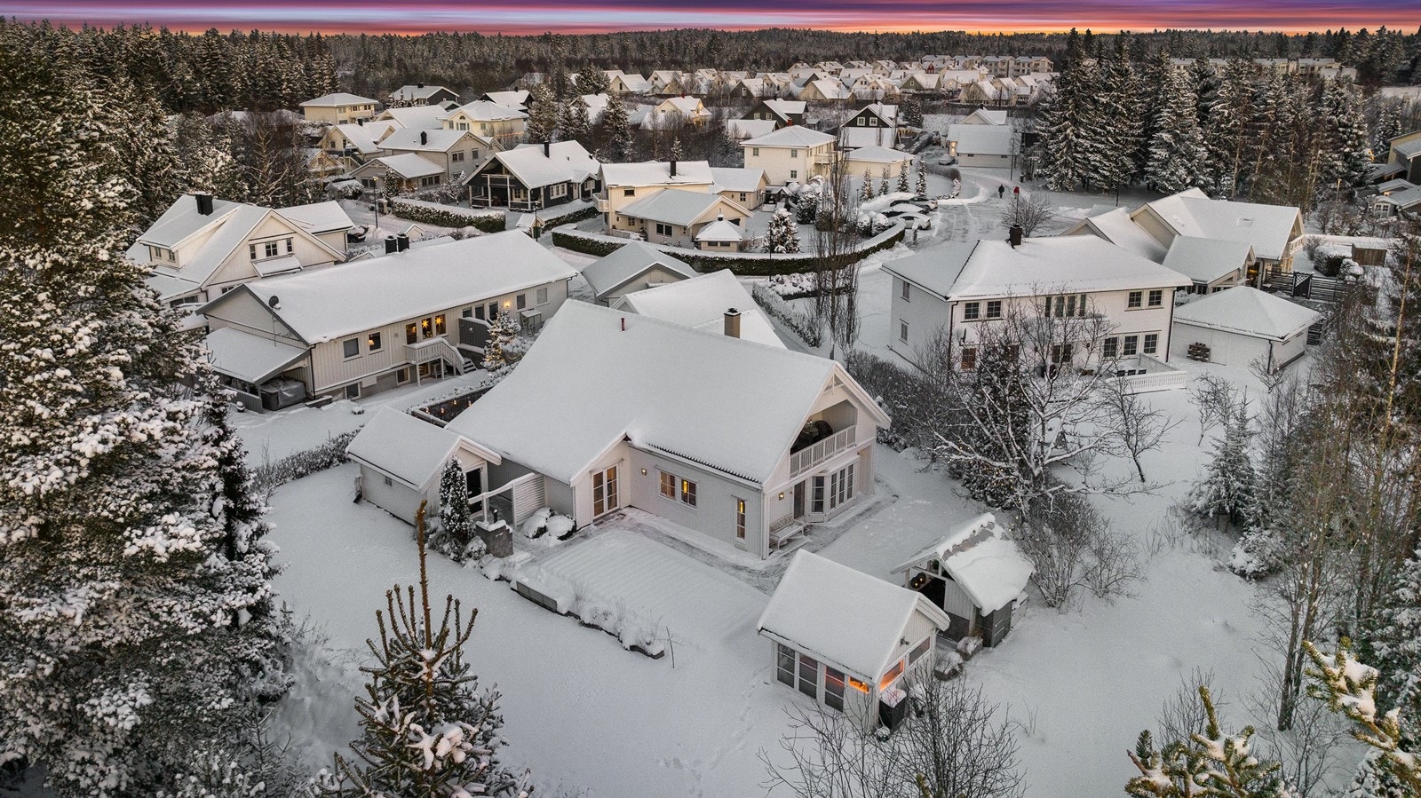 Eiendommen har en meget god beliggenhet, grenser mot skogen Galleribilde