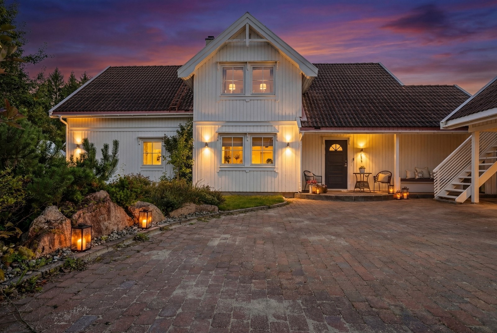 Velkommen til Vetteringen 33, en stor, velholdt og tiltalende enebolig over to etasjer med svært påkostede utearealer (redigert kveldsbilde) Galleribilde