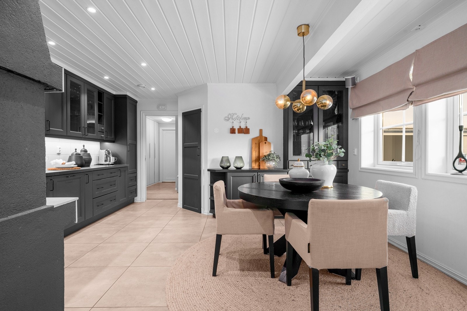 Romslig kjøkken med spiseplass Galleribilde