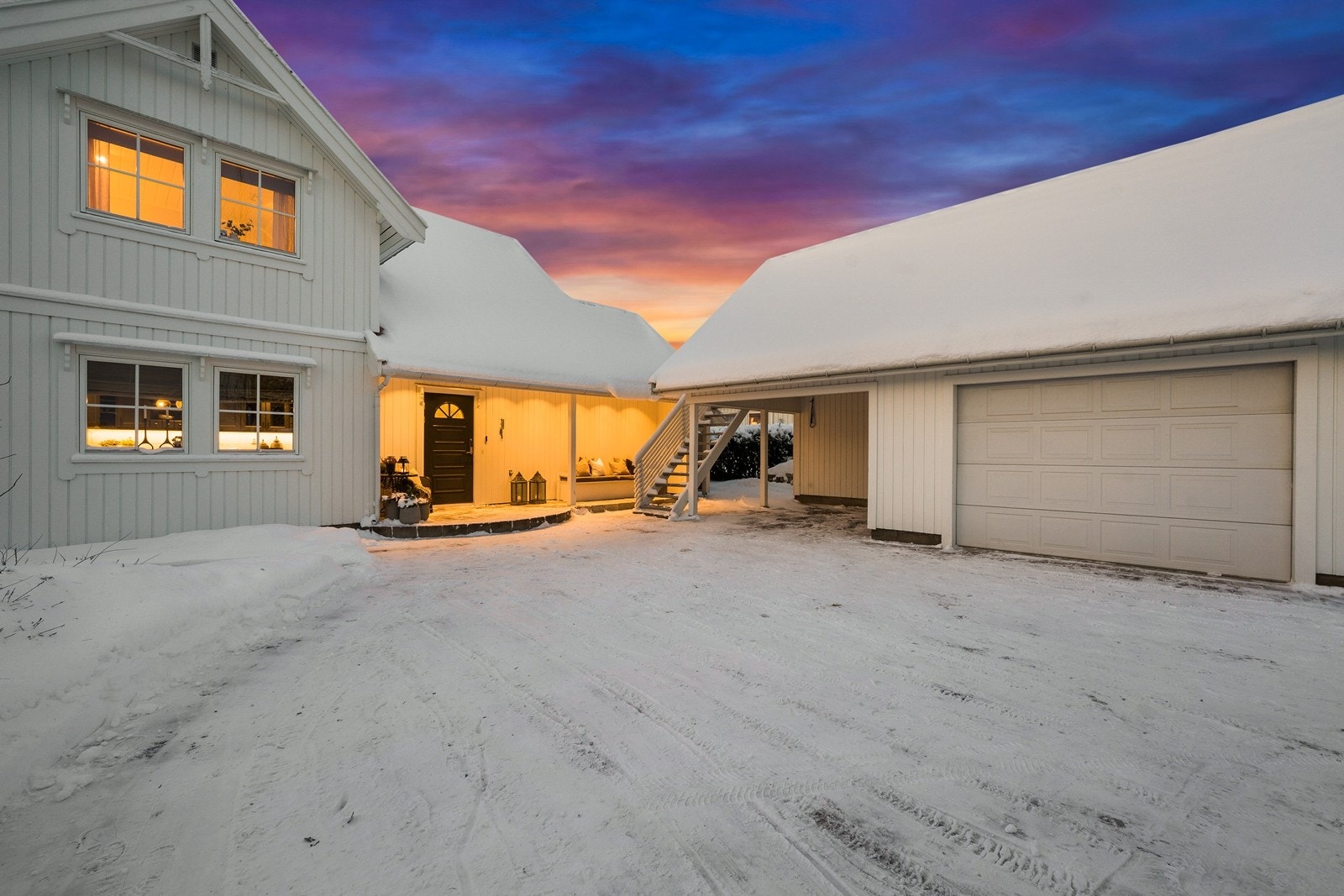 Eiendommen har en frittstående dobbelgarasje med innredet loft, tilhørende carport og et areal på ca. 32 kvm Galleribilde