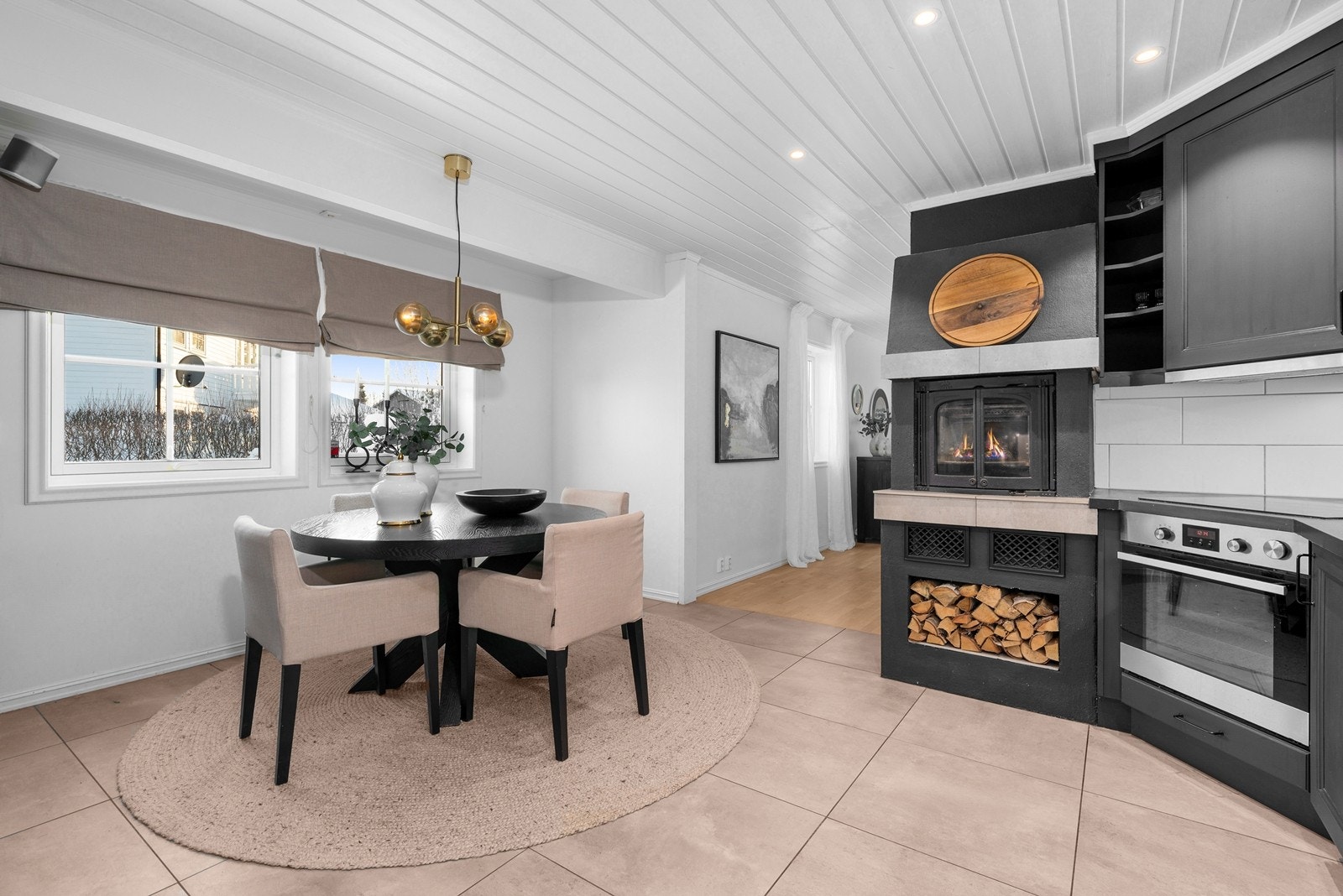 Stort kjøkken med ildsted, spiseplass, kjølerom og integrerte hvitevarer. Galleribilde