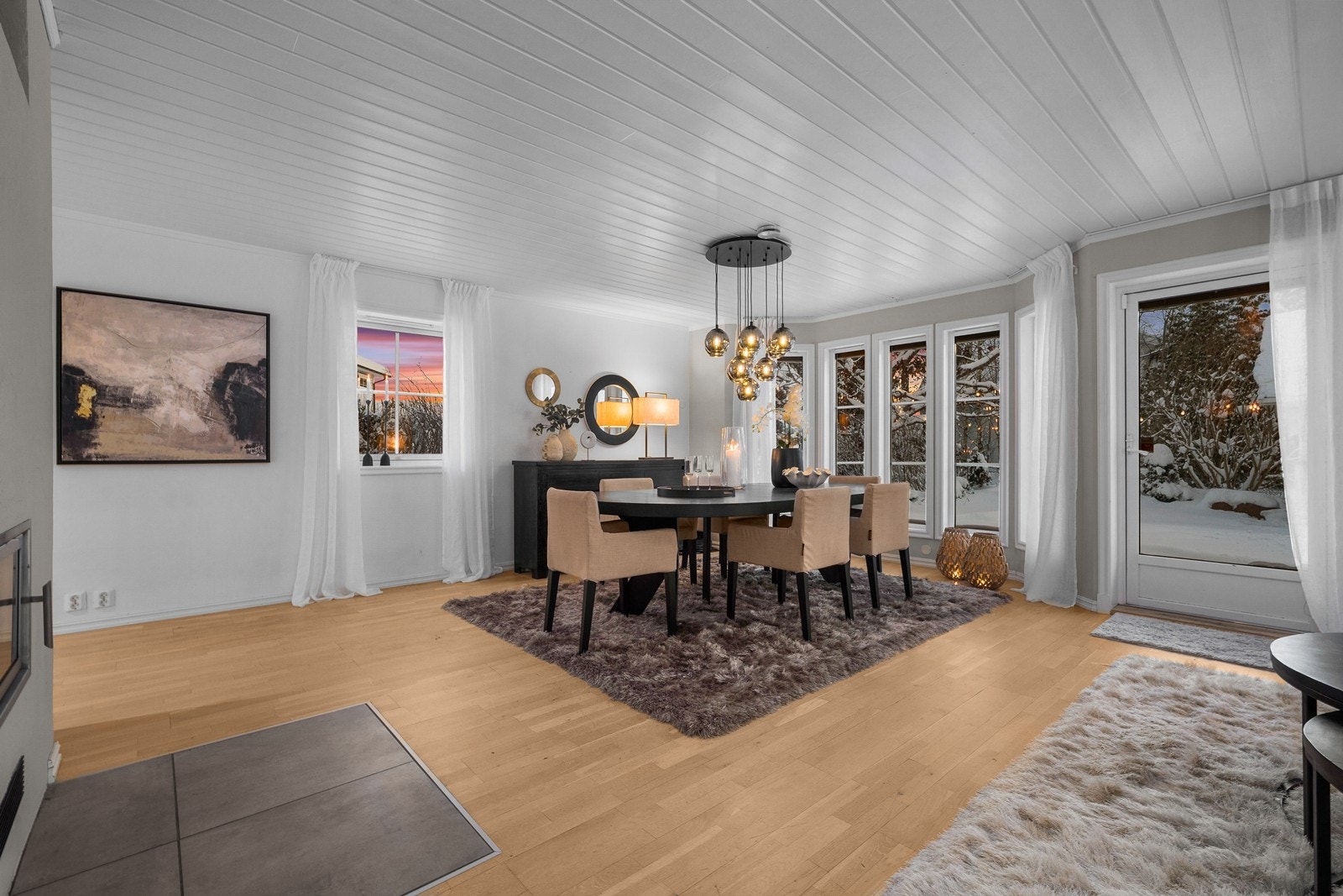 Stuen - Det er ingen direkte innsyn, og vinduene inkluderer et stort karnapp og en nyere glassdør til bassengområdet Galleribilde