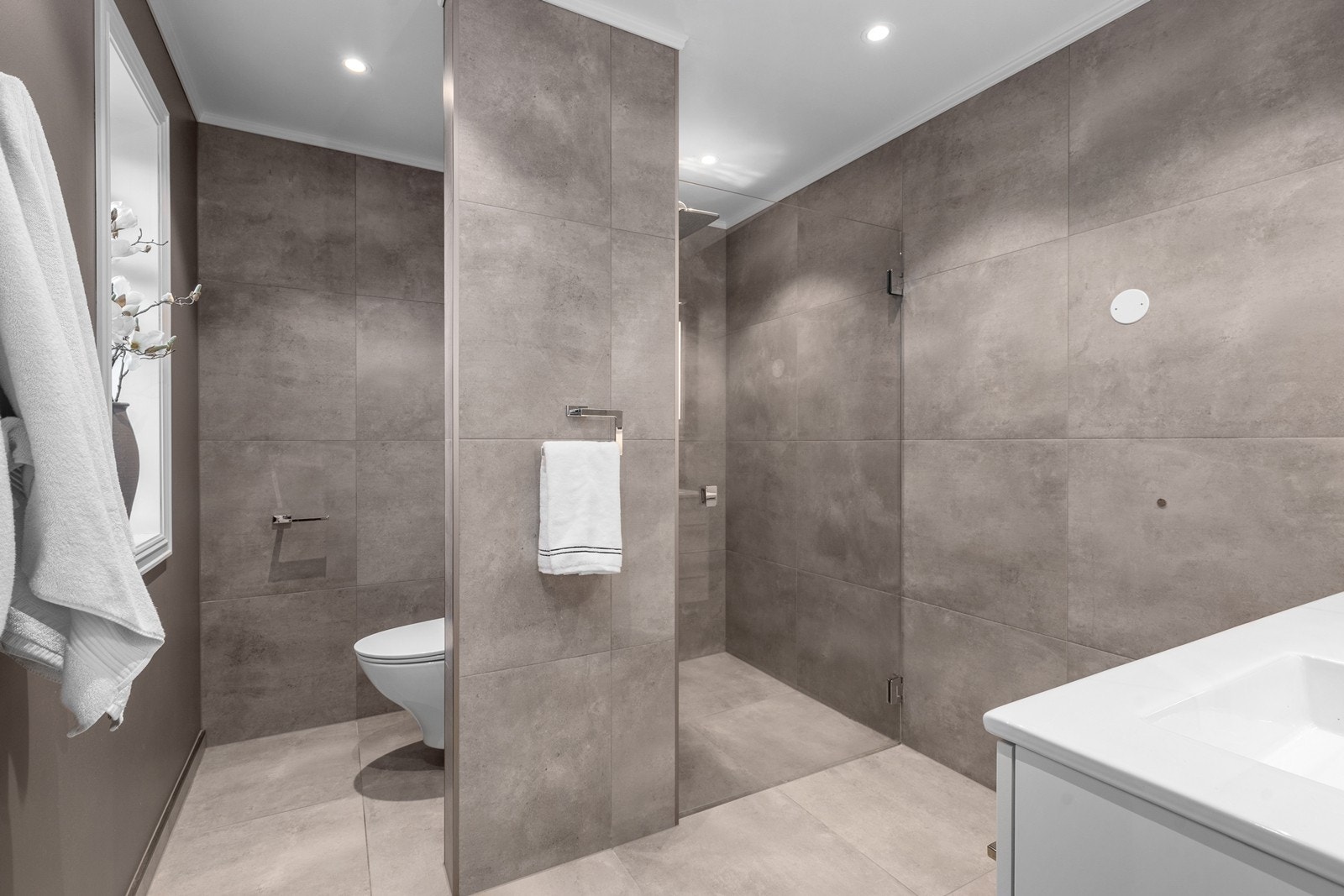 Bad 1. etasje tilknyttet hovedsoverom Galleribilde