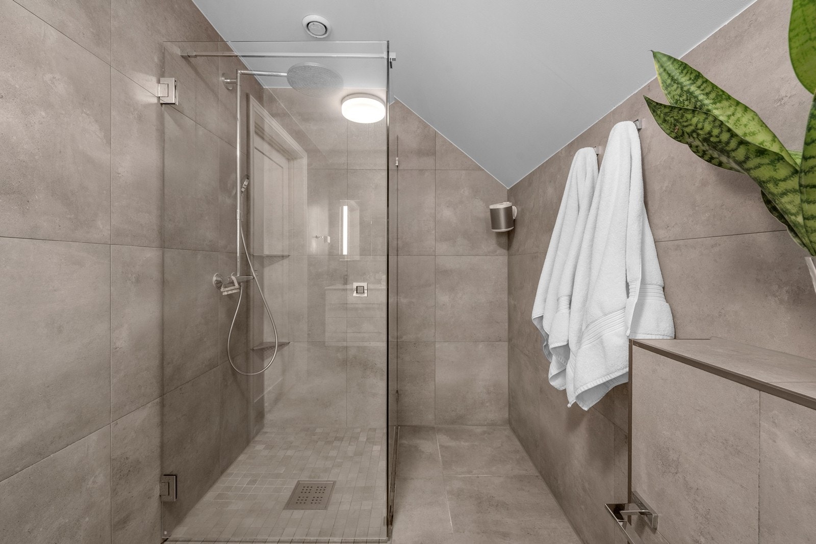 Dusjhjørne utstyrt med glassdører og regnfallsdusj Galleribilde