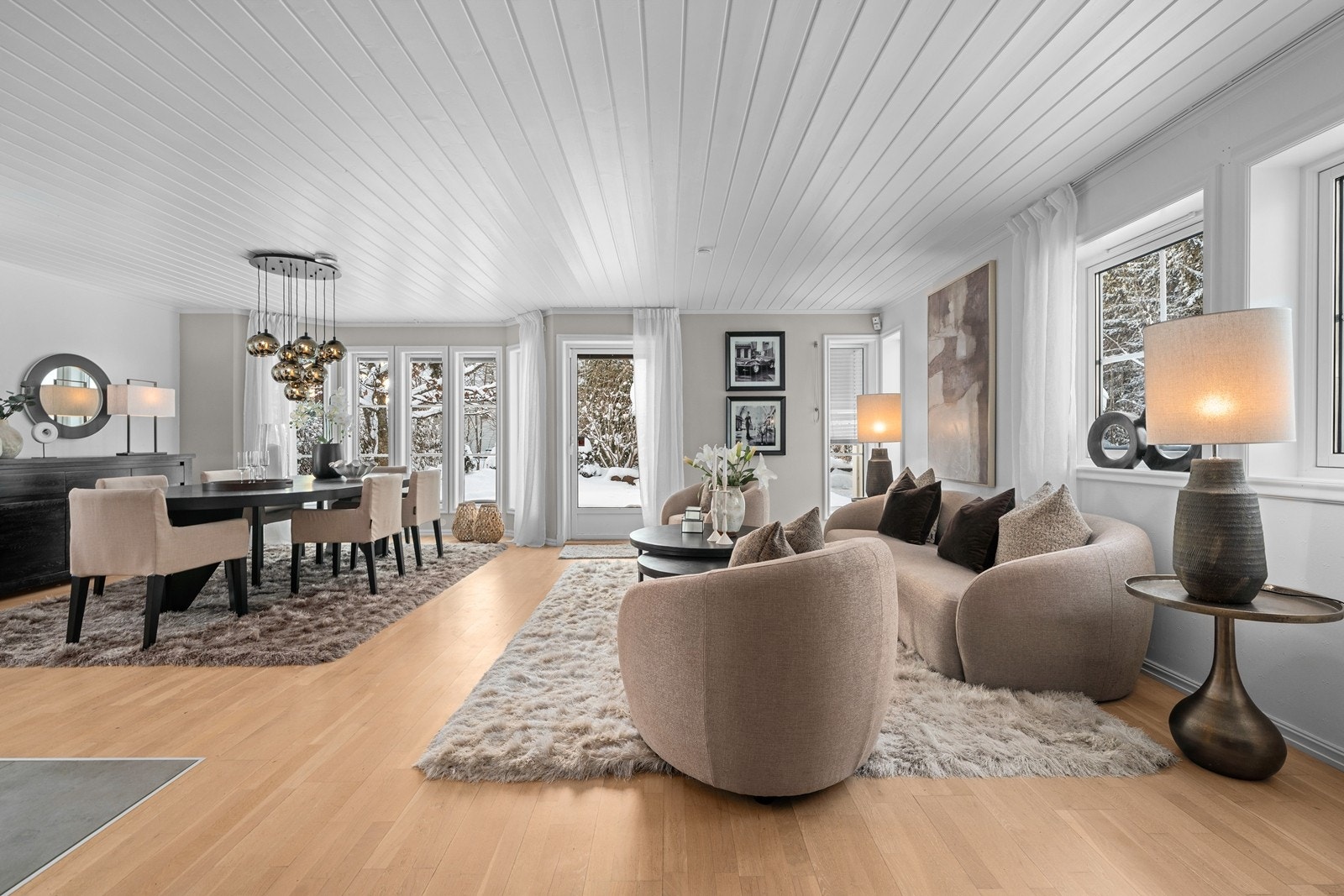 Stuen har rikelig med naturlig lys fra vinduer på tre sider. Galleribilde