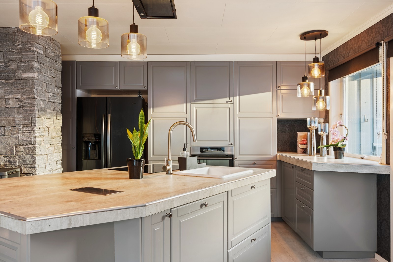 Stor kjøkkenøy med godt med skap- og skuffeplass Galleribilde