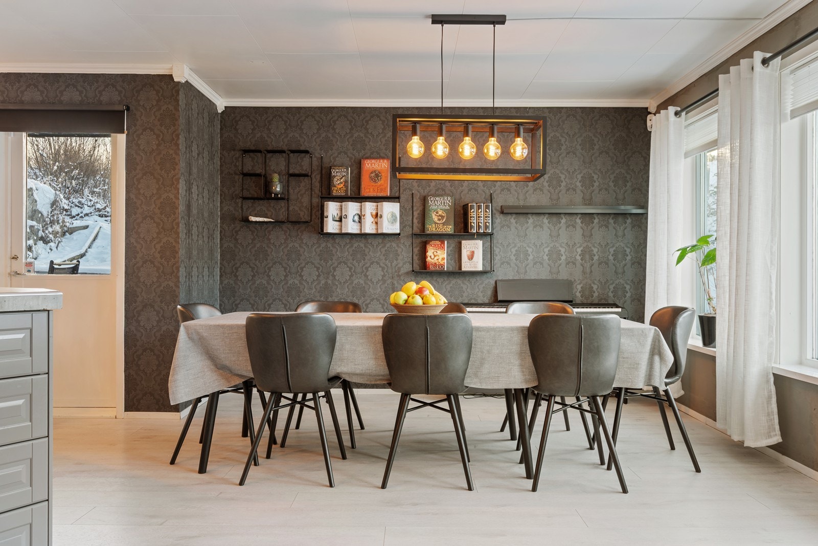 Stue med åpen kjøkkenløsning - romslig spisestue Galleribilde