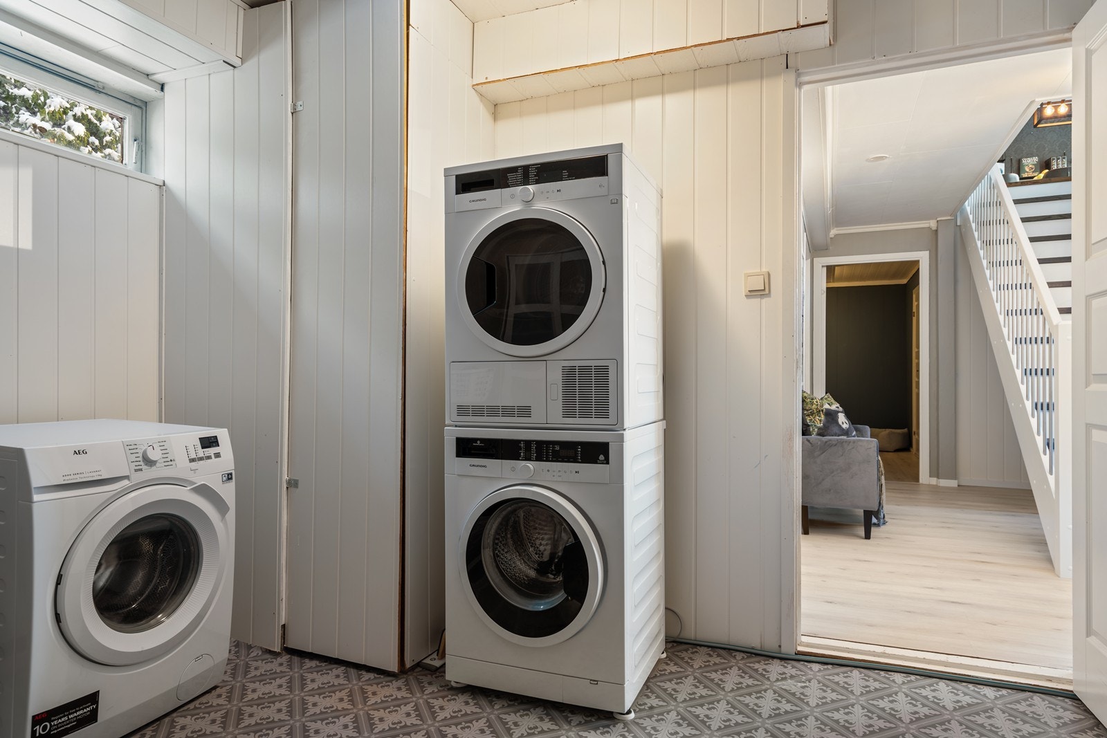 Vaskerom med belegg på gulv samt opplegg for vaskemaskin og tørketrommel. Mulighet for vask. Eget teknisk rom med varmtvannsbereder og røropplegg. Galleribilde