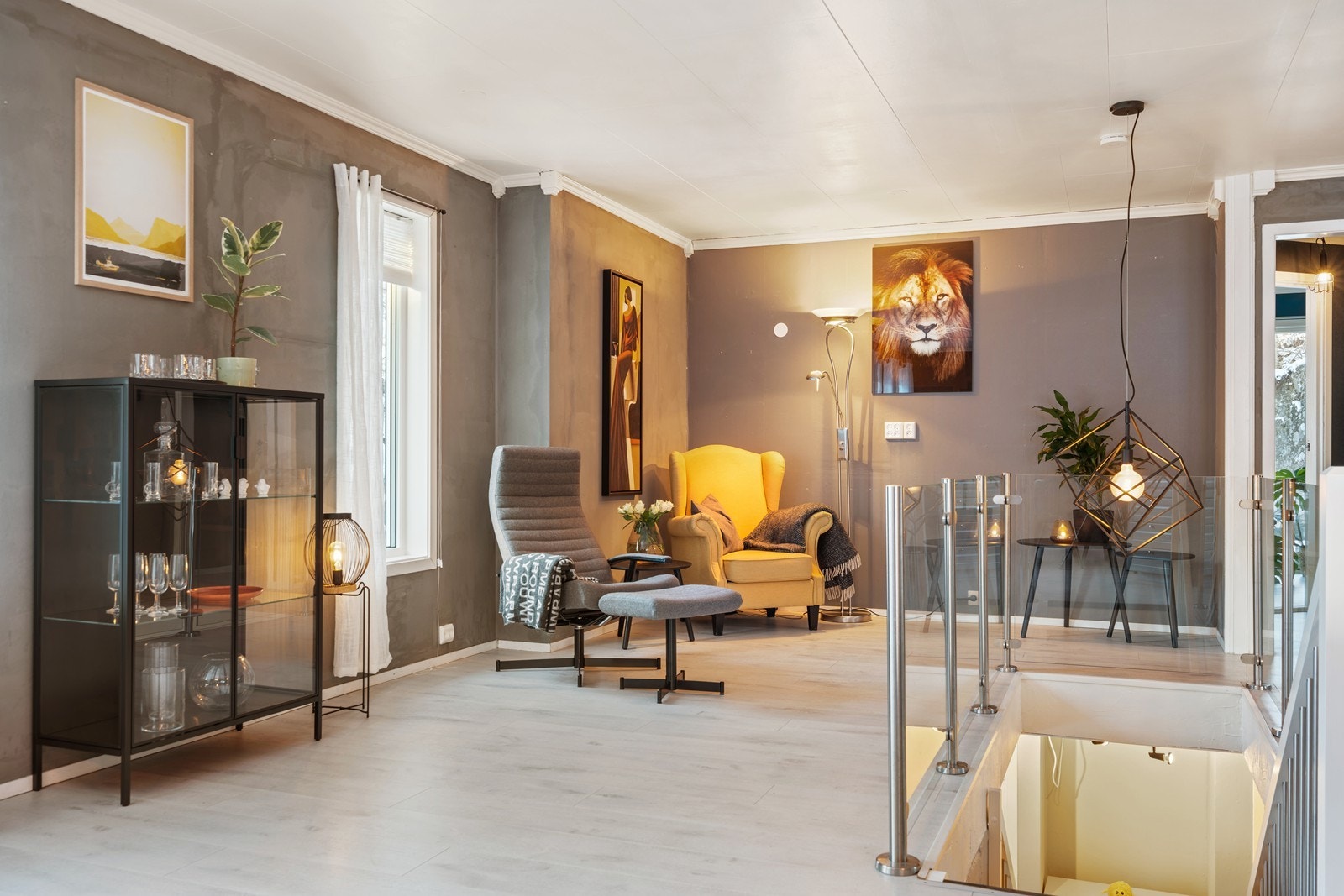 Nyere moderne trapp opp til stue med glassrekkverk rundt trappa. Galleribilde