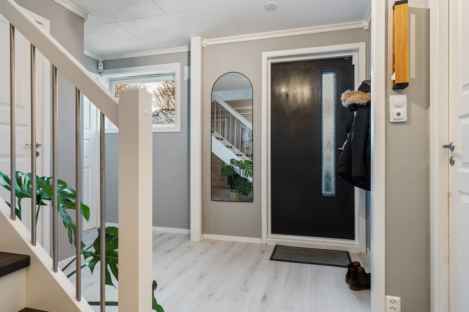 Inngang til gang med varmekabler. Her er det varmepumpe som sprer varmen godt i begge etasjer. Galleribilde