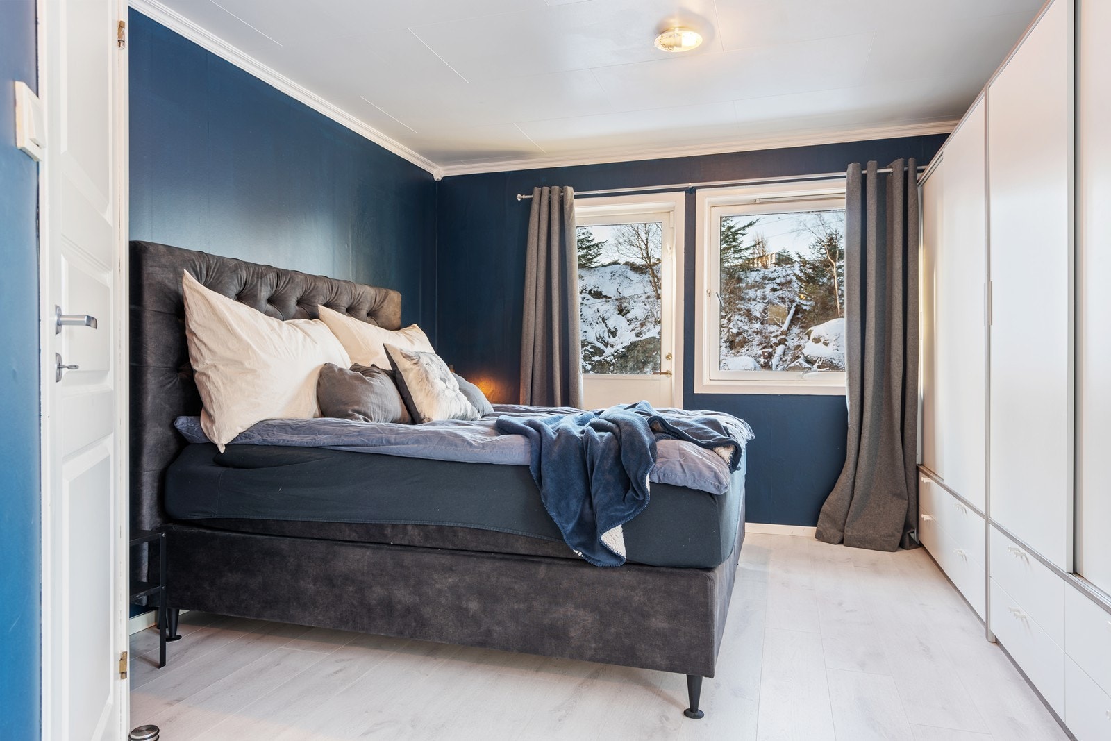 Hovedsoverom med stor garderobeløsning med dobbel skyvedør og underskuffer. Galleribilde