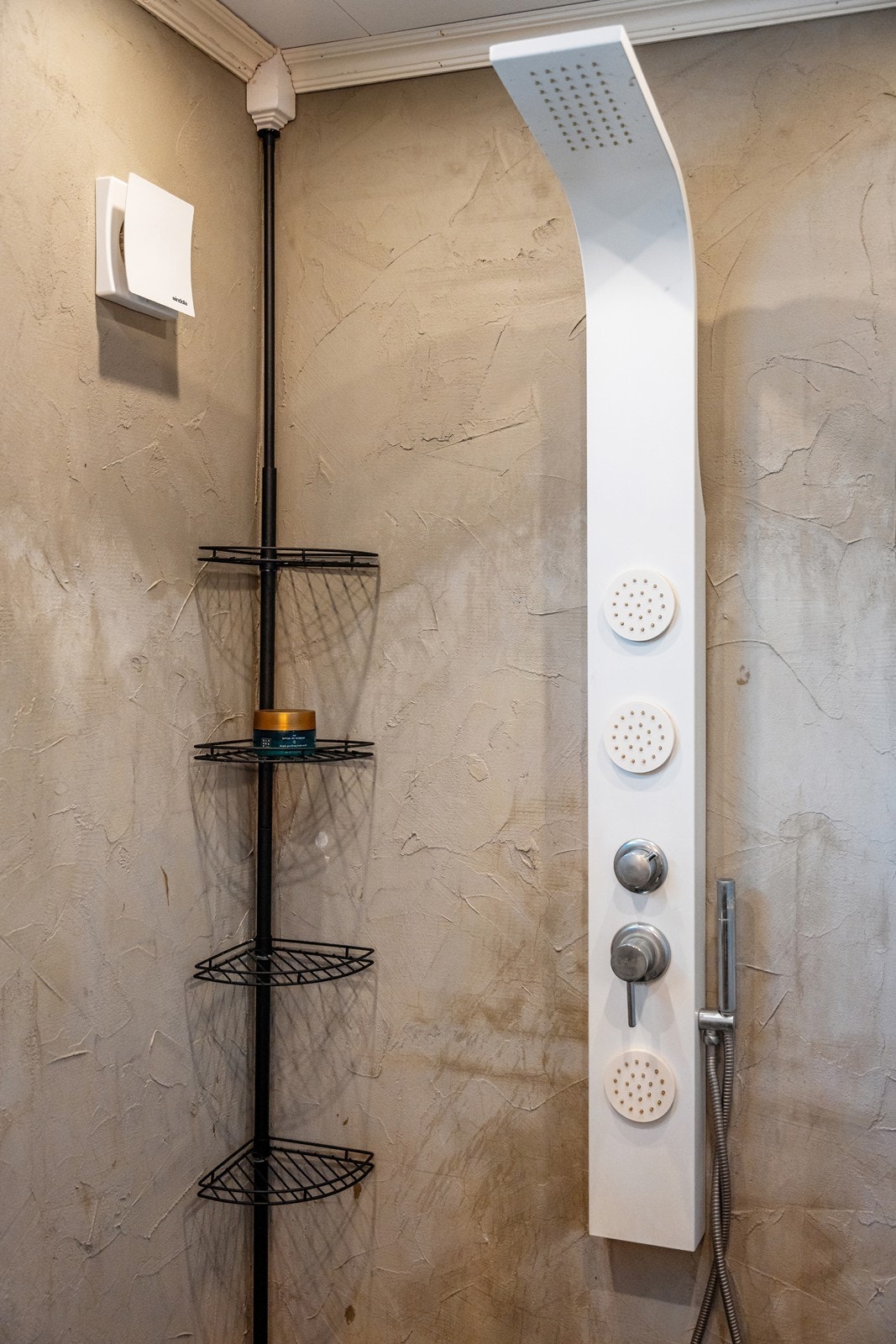 Dusjnisjen med regnvannsdusj, fliser og varmekabler på gulv. Galleribilde